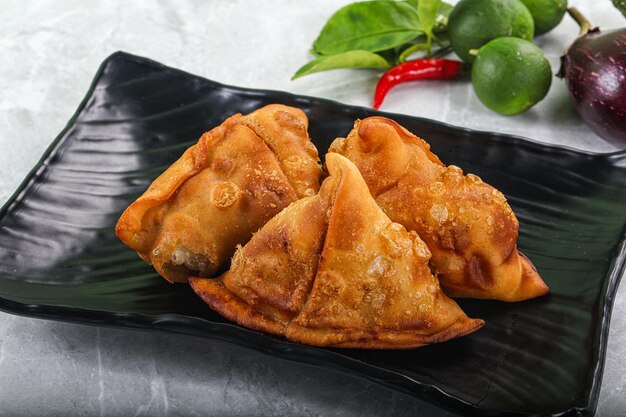 Cucina indiana patatine fritte croccanti samosa ripiena