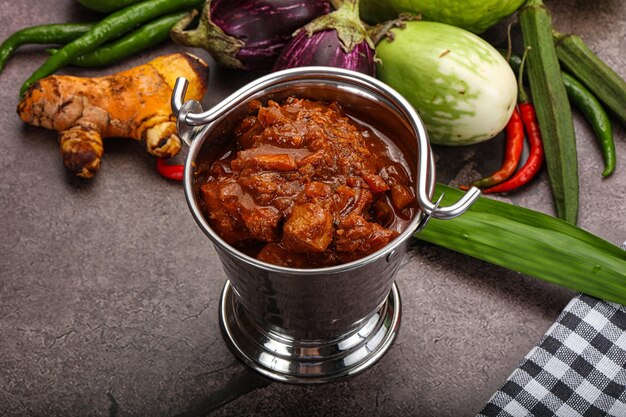 Cucina indiana pollo piccante vindaloo