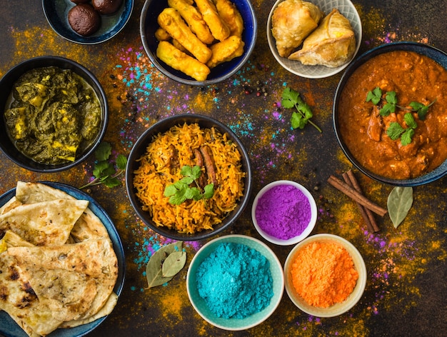 Cucina indiana tradizionale, polvere di colori Holi, fondo rustico.