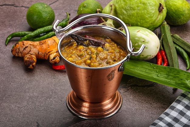 Cucina indiana zuppa Dal Tadka con lenticchie e piselli
