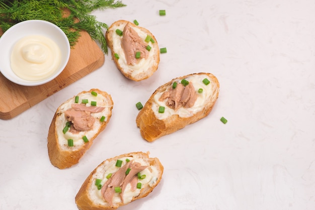 Cucina italiana. Bruschetta con tonno, cipolla e maionese.