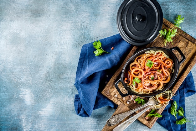 Cucina italiana, Calamari Fra Diavolo, spaghetti alla marinara