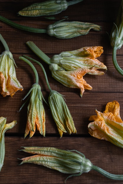 Cucina italiana con fiori biologici di zucchine crude