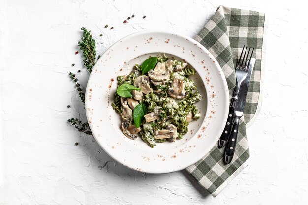 Cucina italiana. Gustose penne di pasta appetitose con funghi in salsa.