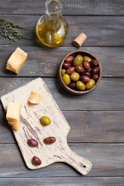 Cucina italiana Natura morta Olive e timo Un aperitivo Olive e formaggio Cucina italiana