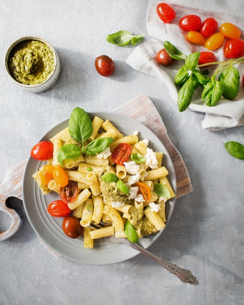 Cucina italiana Pasta con pomodorini al forno basilico e ricotta pomodorini Rigatoni al formaggio