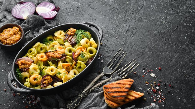 Cucina italiana Ravioli con cipolle e senape Vista dall'alto Spazio libero per il testo Stile rustico