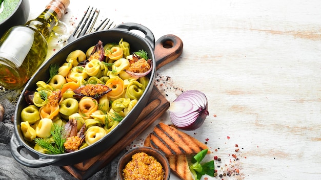 Cucina italiana Ravioli con cipolle e senape Vista dall'alto Spazio libero per il testo Stile rustico