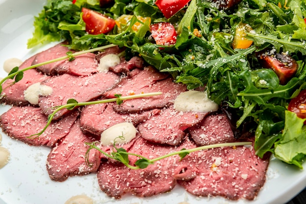 Cucina Italiana Vitello Tonnato Tagliata Di Vitello Fredda Con Insalata E Salsa Cremosa