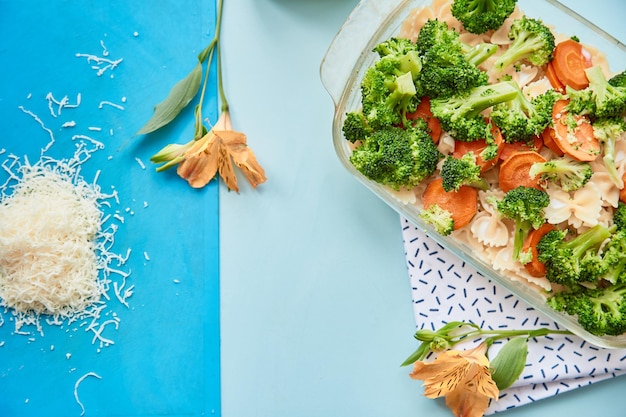 Cucina mediterranea Piatto italiano Pasta con verdure Formaggio grattugiato su una tavola Vista dall'alto Foto di alta qualità