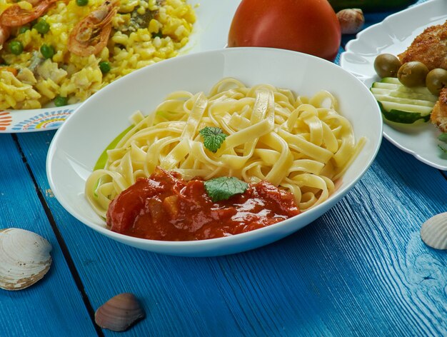 Cucina mediterranea. Tagliatelle tradizionali alla marinara, piatti mediterranei