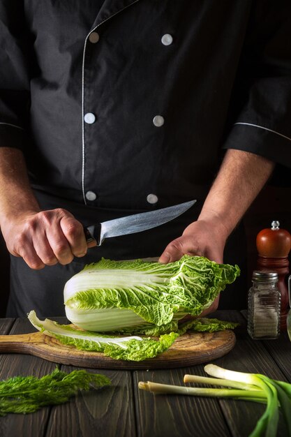 Cucina mentre lavori nella cucina del ristorante Idea per colazione o cena dietetica