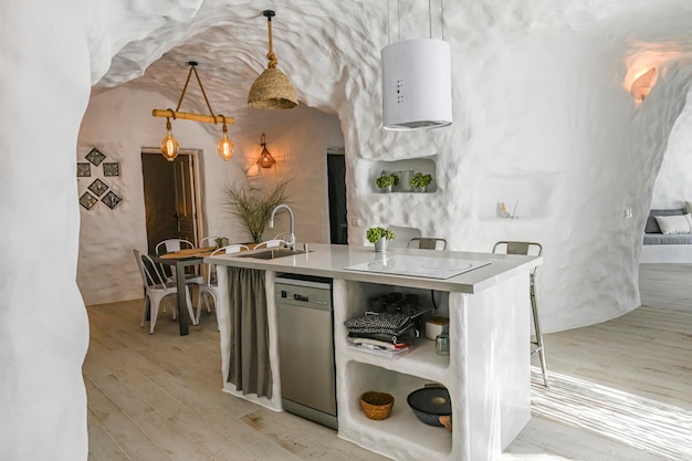 Cucina moderna all'interno di una grotta troglodita per il turismo rurale