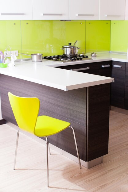 Cucina moderna e leggera con sedia elegante gialla