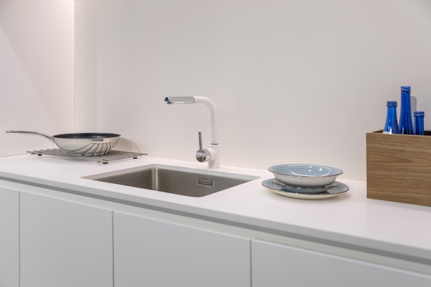 Cucina moderna in bianco in stile minimalista