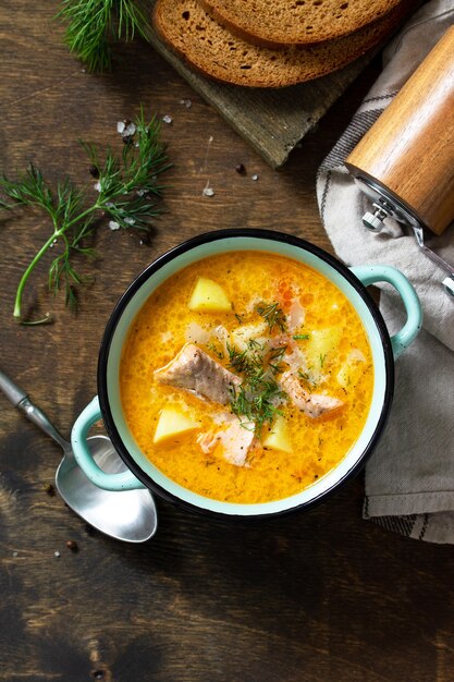 Cucina norvegese Zuppa con panna e salmone su un tavolo di legno rustico Vista dall'alto