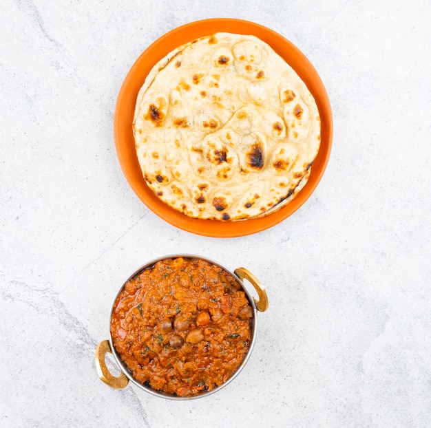 Cucina salutare indiana Chana Masala servita con Tandoori Roti