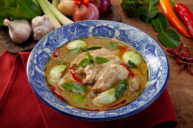 Cucina tailandese del pollo verde del curry