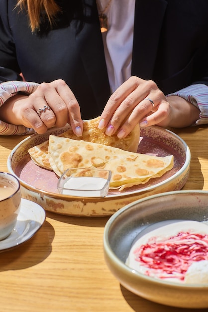 Cucina tartara nazionale kystyby su un piatto piatto semplice e gustoso