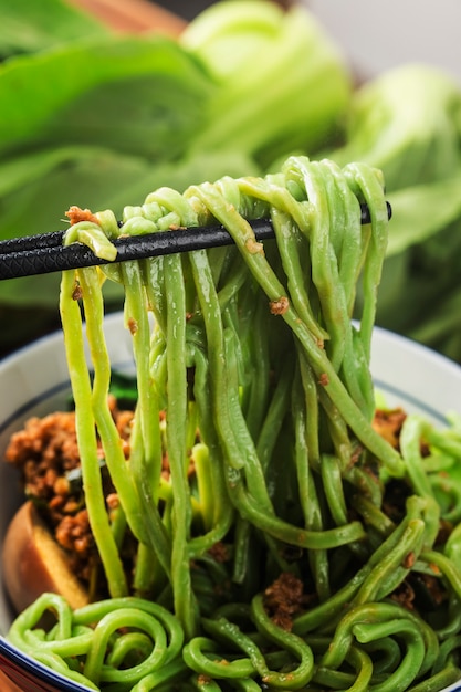 Cucina tradizionale cinese: spaghetti di spinaci