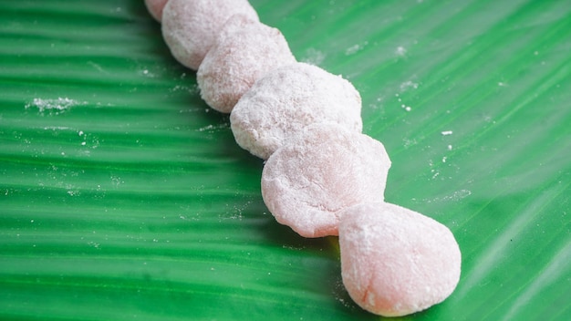 Cucina tradizionale indonesiana Mochi Sukabumi su foglia di banana Vista ravvicinata Messa a fuoco selettiva