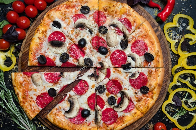 Cucina tradizionale italiana. deliziosa fetta di pizza con peperoni olive funghi