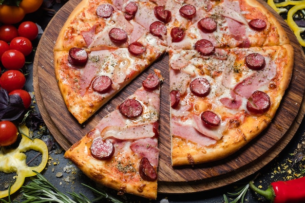 Cucina tradizionale italiana. Deliziosa fetta di pizza prosciutto prosciutto e peperoni