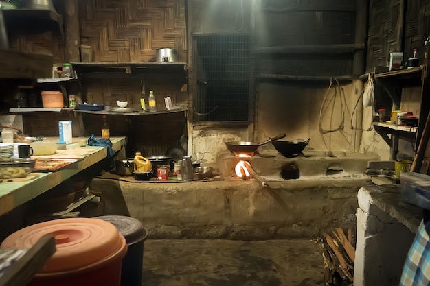 Cucina tradizionale nella vecchia casa nepalese in un piccolo villaggio remoto