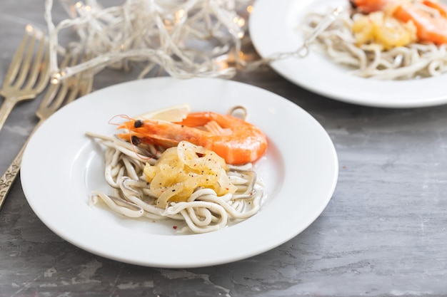 Cucina tradizionale spagnola. Gulas con olio su piastra bianca.