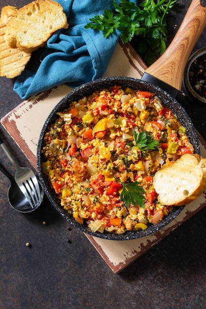 Cucina turca Menemen Uova strapazzate in una padella in ghisa Vista dall'alto fondo piatto