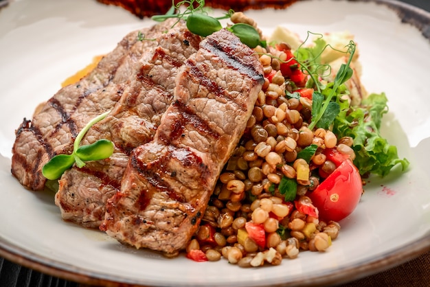 Cucina turca, porridge di grano con bistecca e verdure. Keshkek