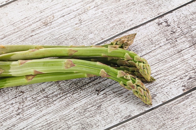 Cucina vegana con asparagi verdi freschi
