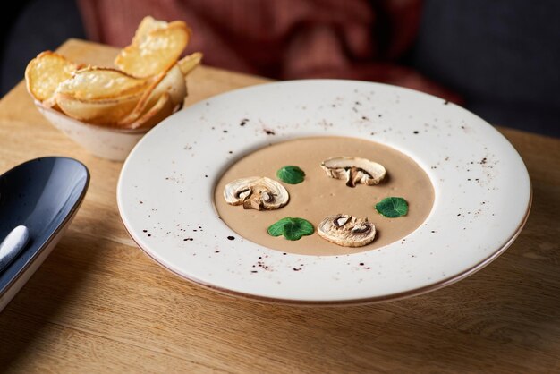 Cucina vegetariana Purea di funghi con crema di funghi porcini e timo Copia spazio tavolo in legno