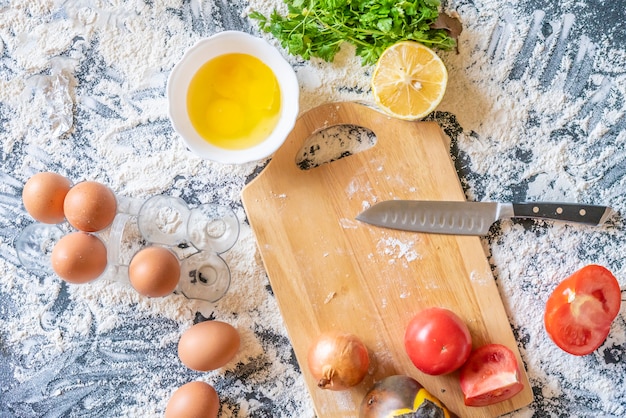 Cucinando gli ingredienti sul tavolo da cucina lat laici, preparazione concetto di cibo