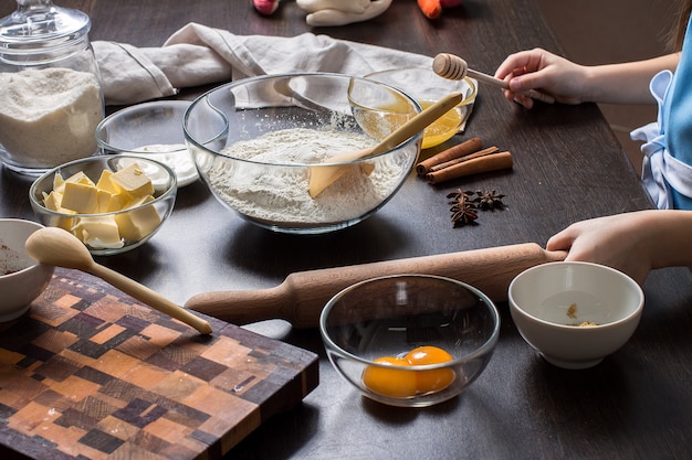 Cucinando i biscotti del pan di zenzero di Natale su un&#39;oscurità.