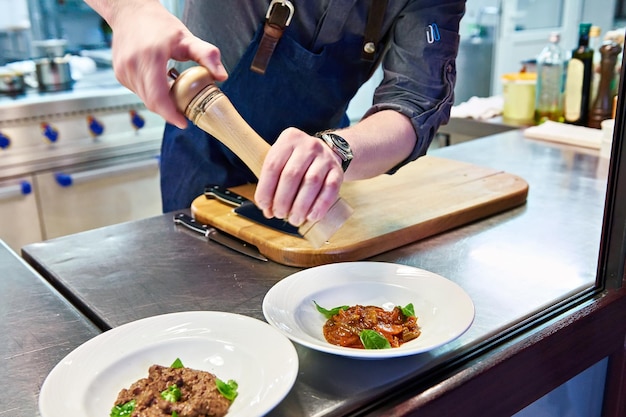 Cucinare antipasti di verdure e insalate nel ristorante