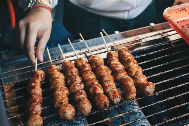 Cucinare Barbecue Polpetta Satay nel fornello alla griglia Questo è il cibo di strada tradizionale indonesiano a base di polpette