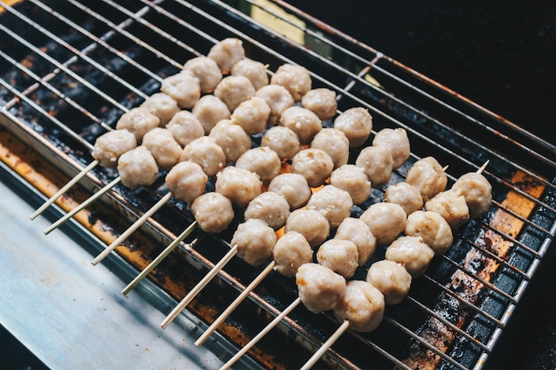 Cucinare Barbecue Polpetta Satay nel fornello alla griglia Questo è il cibo di strada tradizionale indonesiano a base di polpette