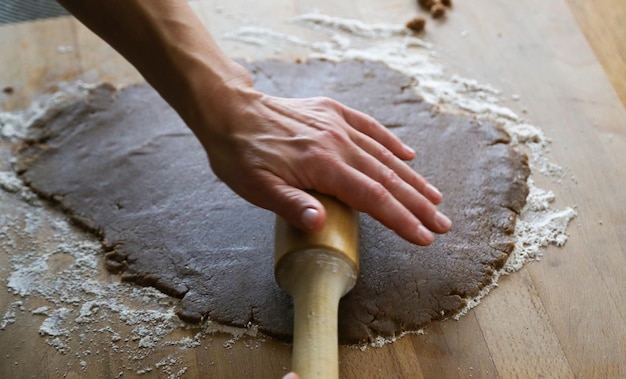 Cucinare biscotti di pan di zenzero in inverno