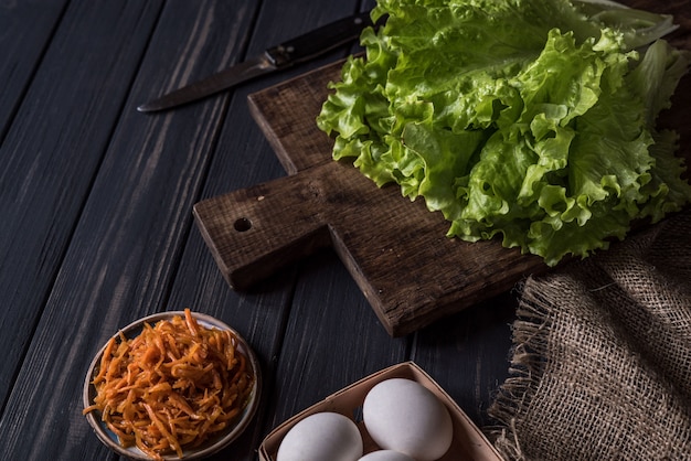 Cucinare cibo su un tavolo di legno