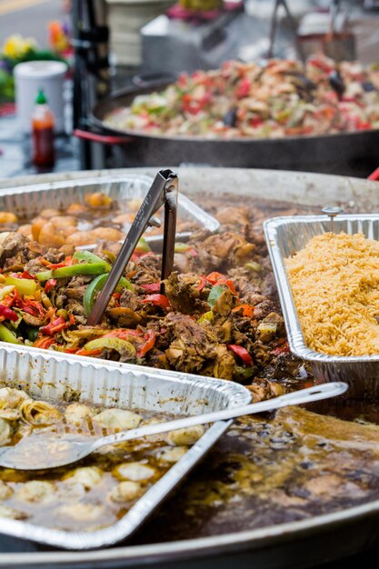 Cucinare cibo tradizionale italiano in grande quantità per una grande festa.