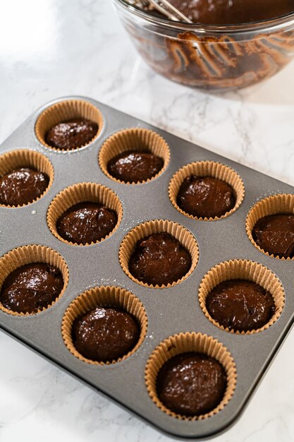 Cucinare cupcake al cioccolato con la glassa al cioccolate decadente