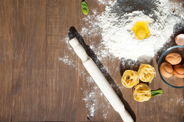 Cucinare del cibo gustoso. Con ingredienti come uova, farina, pasta, foglie di menta. Vista dall'alto.