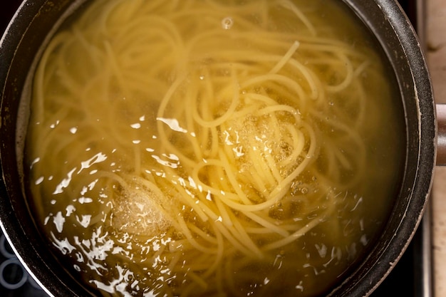 Cucinare deliziosi spaghetti in acqua bollente