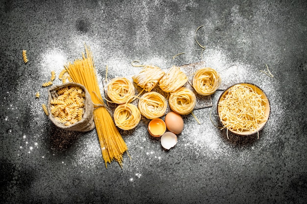 Cucinare diversi tipi di pasta.