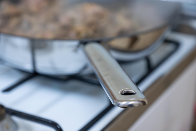 Cucinare fegati e cuori di ventre di pollo in padella