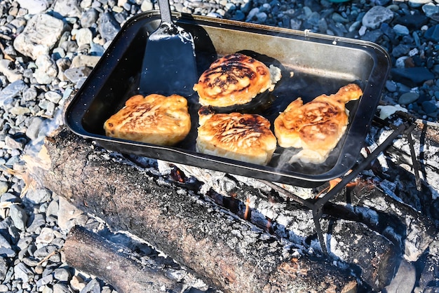 Cucinare frittelle sul fuoco