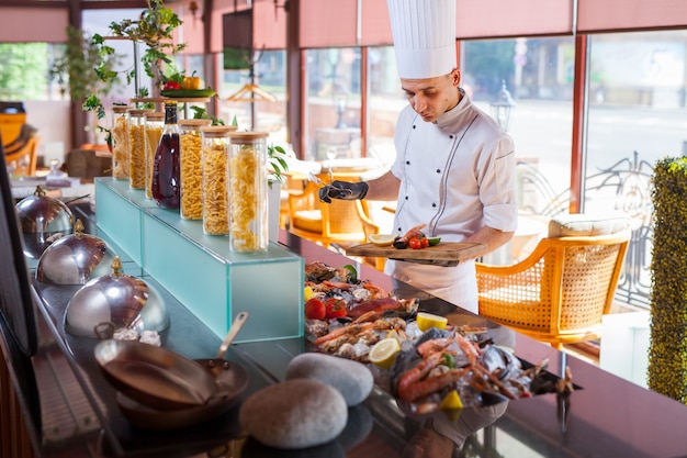 Cucinare frutti di mare in un ristorante.