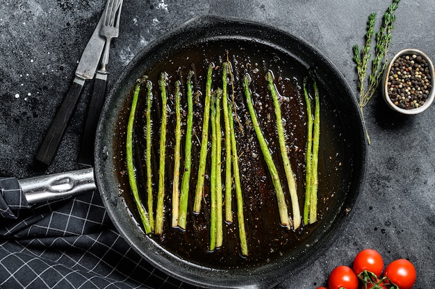 Cucinare gli asparagi freschi in una padella alla griglia