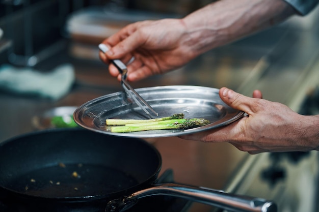 Cucinare gli asparagi in una cucina professionale